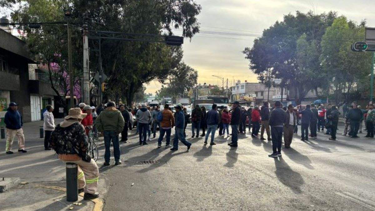 Trabajadores del Sacmex bloquean Río Churubusco y Eje 5 por falta de pago de horas extra