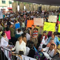 En medio de protestas de familiares de desaparecidos, Aristóteles Sandoval recibe a AMLO en Guadalajara