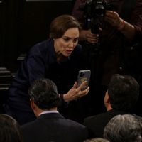 Lilly Téllez enfrenta al vocero de AMLO en plena ceremonia de premiación a Elena Poniatowska (Video)