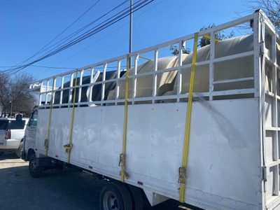 Rescatan en NL a centroamericanos escondidos en tinacos falsos