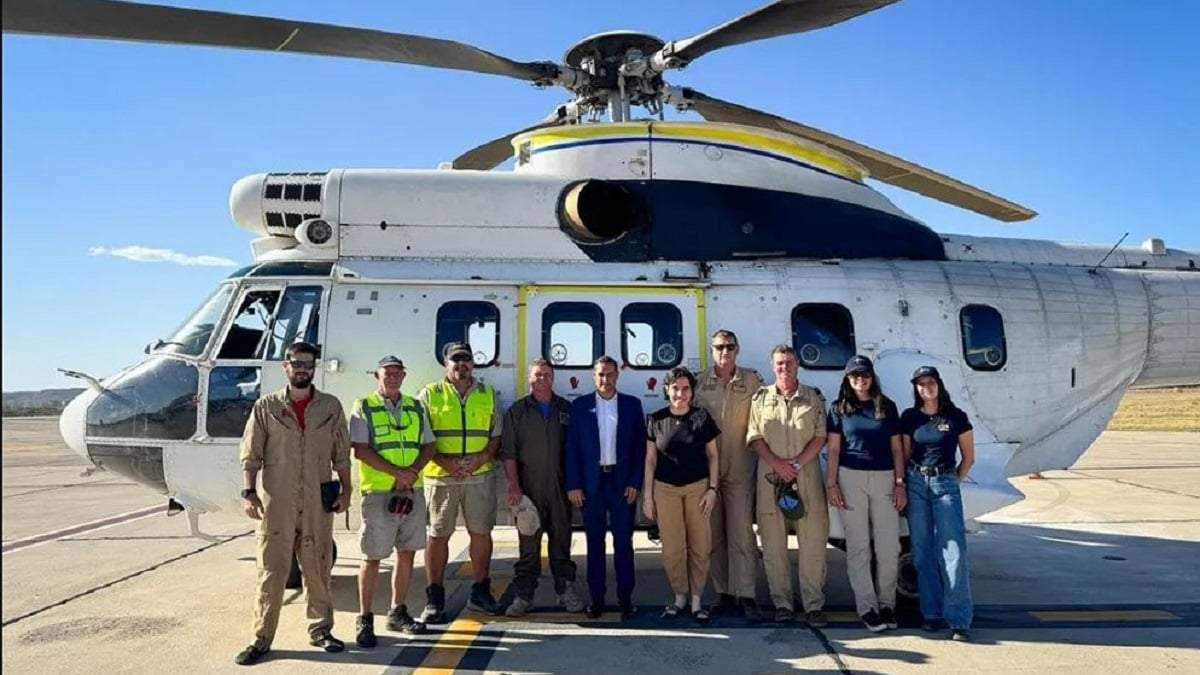 Funcionarios del gobierno de Neuquén junto a la tripulación del helicóptero chileno. Fuente: (Gobierno de Neuquén)
