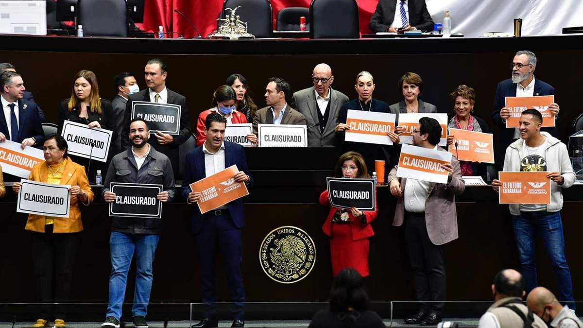 Legisladores emecistas en la protesta