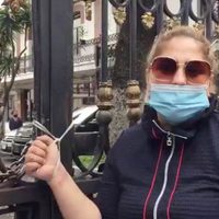 Madre de niña violada se amarra en las rejas de Segob para exigir justicia