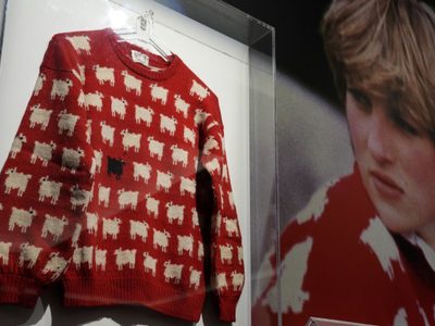 Subastarán icónico suéter de la princesa Diana