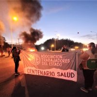 Trabajadores del hospital de Centenario mantienen cortada la ruta 7 desde esta mañana
