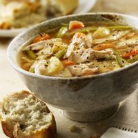 Sopa de pollo: la receta fácil, rendidora y que abriga en los días de otoño