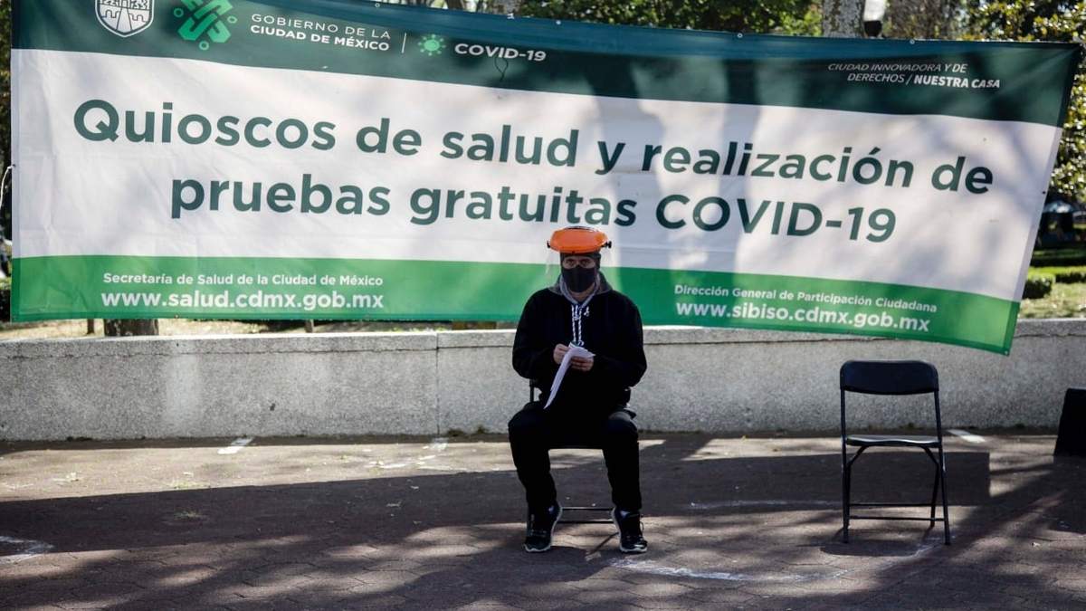 Una persona espera para realizarse la prueba de covid. Foto: Germán Canseco