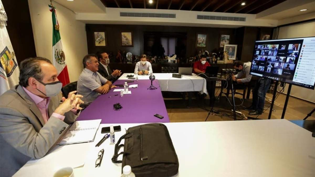El gobernador de Nuevo León en una reunión con funcionarios de salud