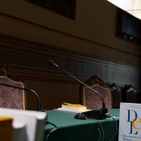 Le preguntan a la RAE sobre el uso de "elle" y "personas no binarias" y esto respondió