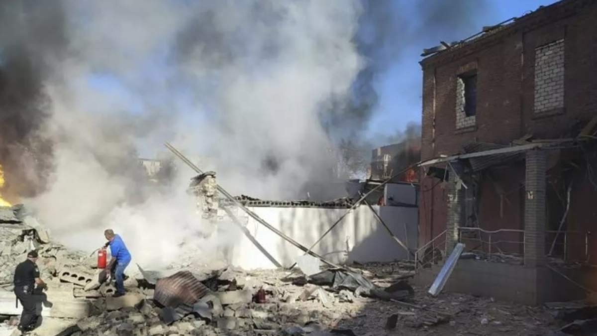 Varias personas tratan de extinguir un incendio provocado por un ataque ruso contra Krivói Rog, Ucrania