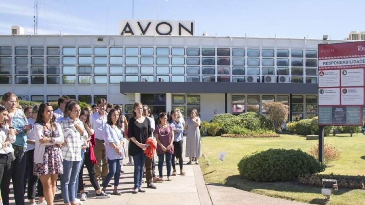 Avon busca simplificar sus operaciones en el país. Fuente: (X)