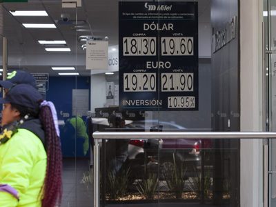 El peso acumula su tercera jornada consecutiva con ganancias frente al dólar