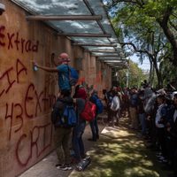 Padres de los 43 protestan en la Embajada de Israel para exigir la extradición de Tomás Zerón