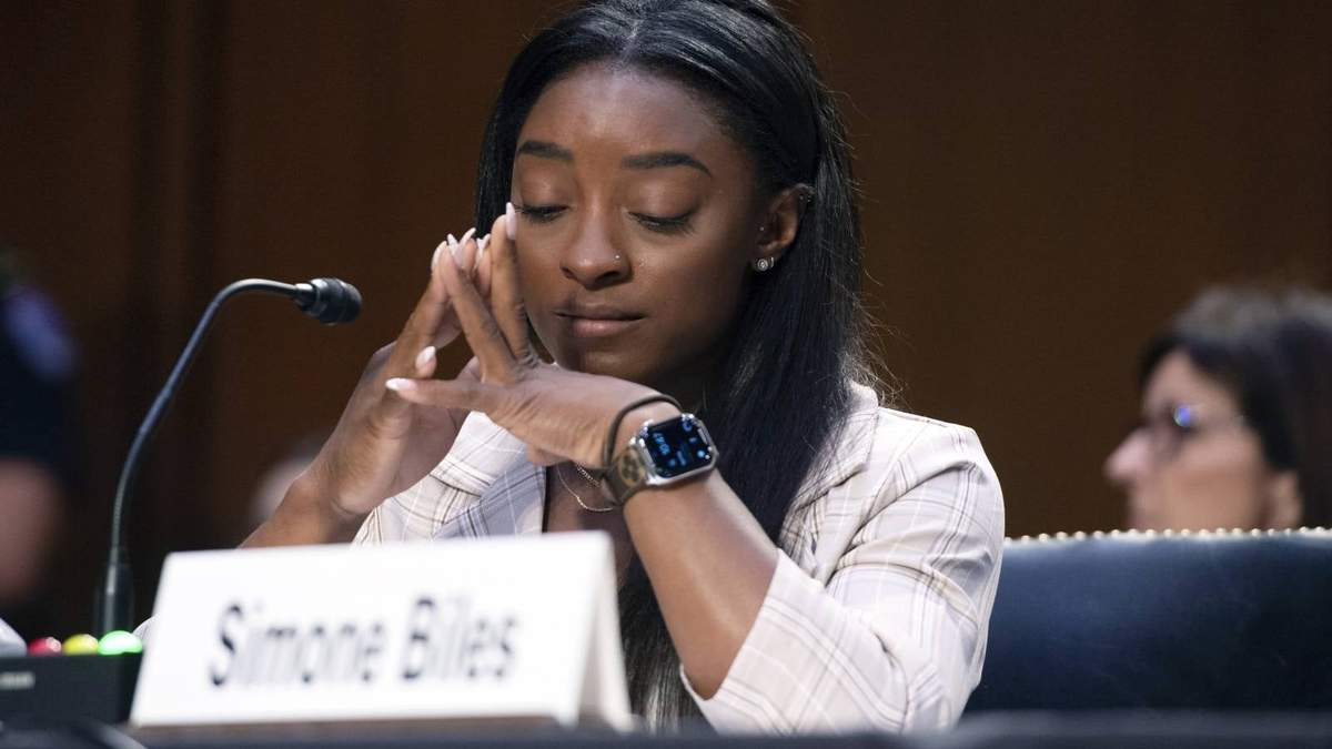 Simone Biles en la comparecencia