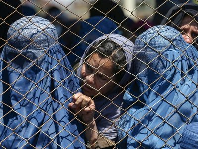 Esta es la razón por la que los talibanes llaman a las mujeres a quedarse en sus casas "por ahora"