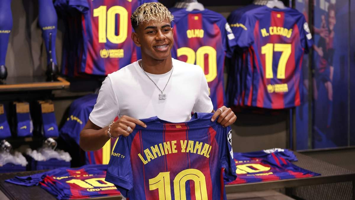 Lamine Yamal posa con su nueva camiseta del Barcelona tras firmar una extensión de contrato