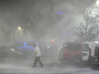 Varios tornados anunciaron la peligrosa llegada del huracán Milton de categoría 3 a Florida (Videos)