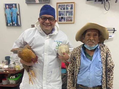 Adulto mayor paga con dos gallinas una operación de próstata