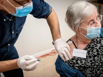 Dinamarca suspenderá su programa de vacunación contra el coronavirus: es el primero en hacerlo