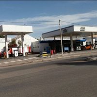 A punta de pistola le robaron las billeteras a playeros en una estación de servicio