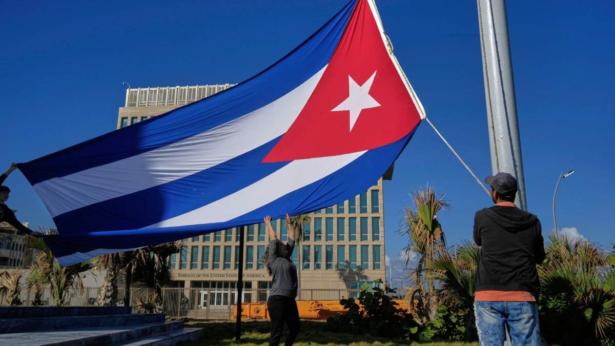 Trabajadores ondean la bandera cubana