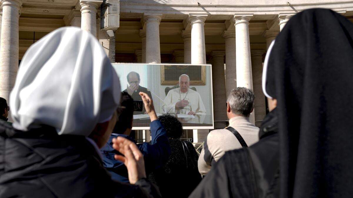 La pantalla donde aparece el papa Francisco en la Plaza de San Pedro en el Vaticano