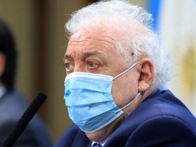 Tras llegar a la Argentina, increparon al exministro de Salud, Ginés González García