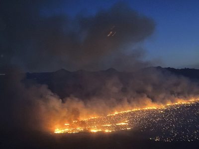 Incendio forestal amenaza decenas de casas en Arizona