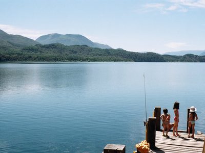 Se cayó al lago y un turista lo salvó: increíble rescate en San Martín de los Andes