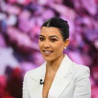Solo con una manta: así apareció Kourtney Kardashian y le hizo frente al frío