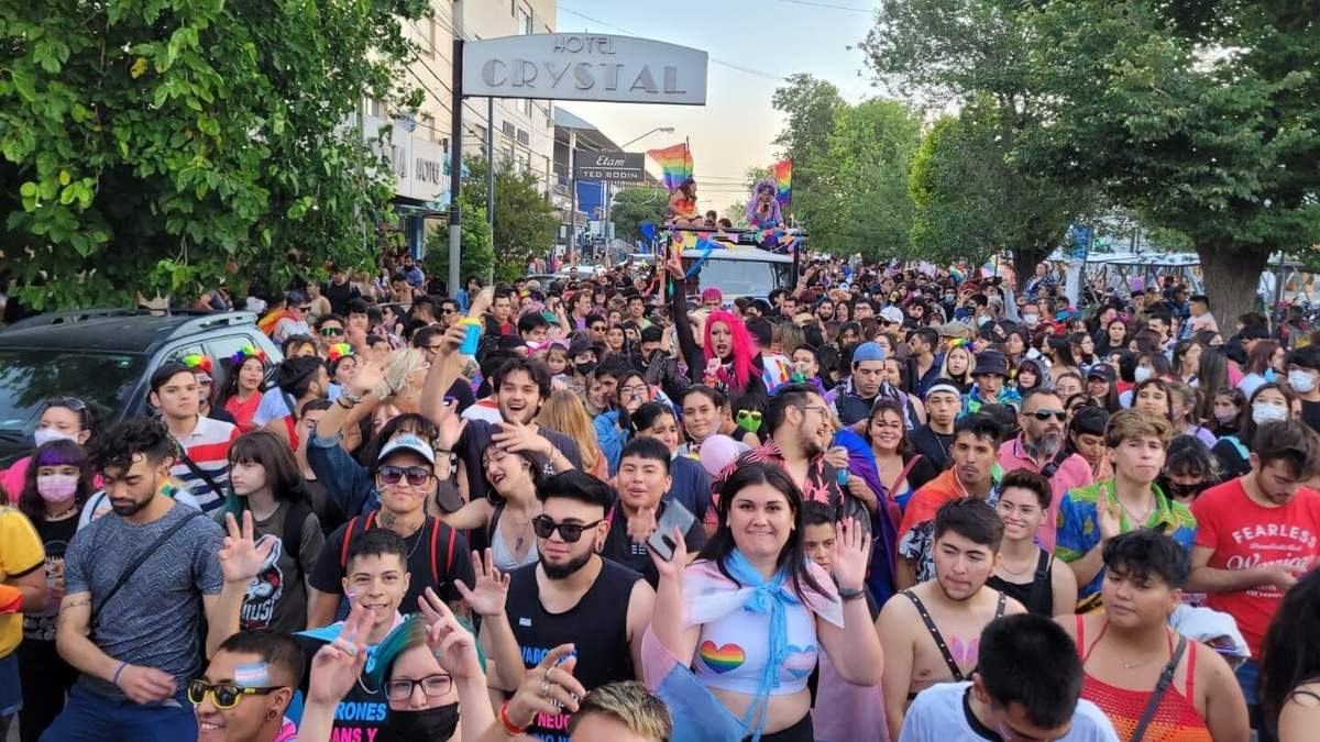Miembros de la comunidad LGTB en la marcha en Neuquén Capital. Fuente: (Twitter)