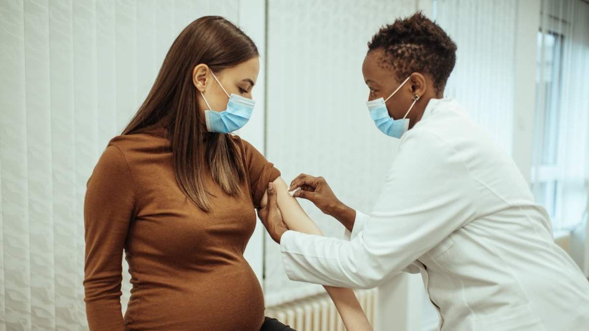 Una mujer embarazada recibe una dosis de una vacuna contra el coronavirus. Fuente: (Twitter)