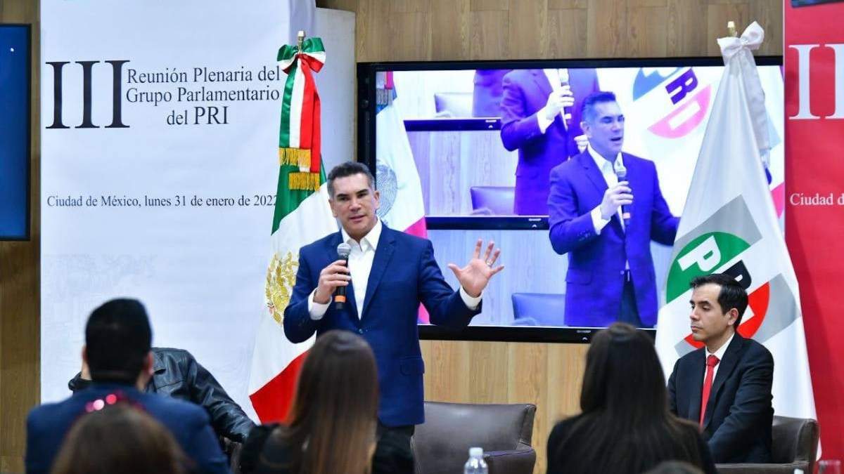El líder nacional del PRI, Alejandro Moreno, en la plenaria con senadores
