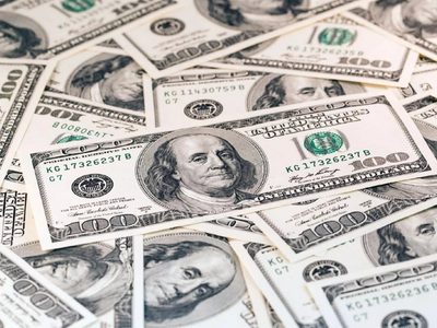 Fuerte suba del dólar: Llegó a los 100 pesos