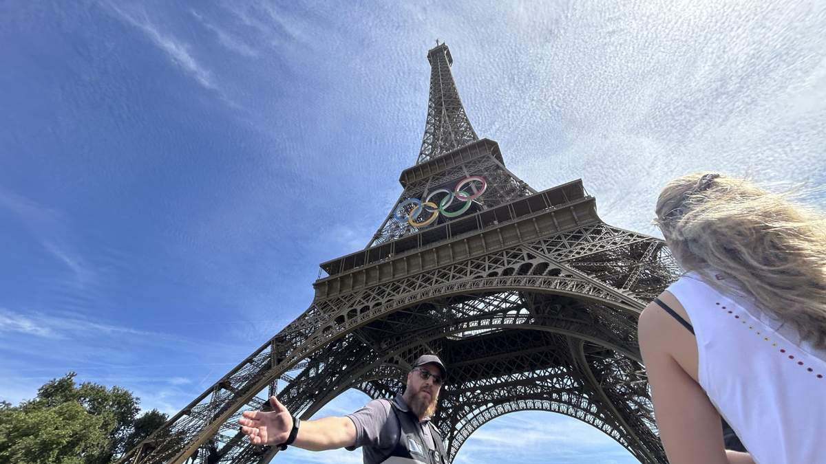 La policía evacúa los alrededores de la Torre Eiffel luego que un individuo fue visto escalando el icónico monumento de París