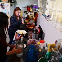 Académicas de la UNAM resaltan el impacto hacia las mujeres de transformar el hogar en salón y oficina