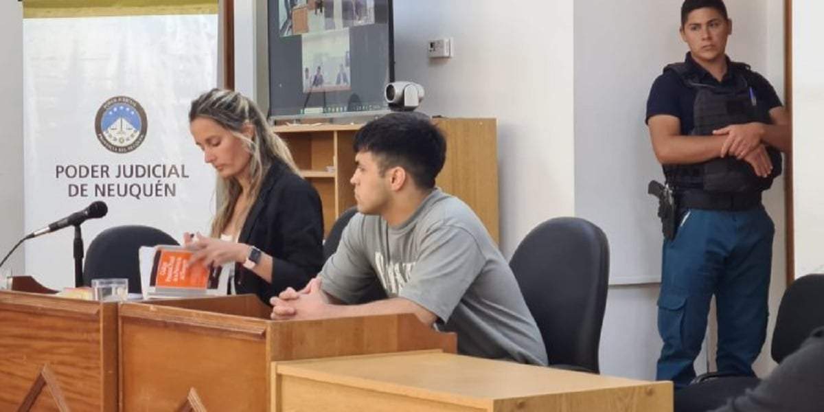 Gabriel Abarzúa junto a su defensora Melina Posser. Fuente (Cutral Co al Instante)