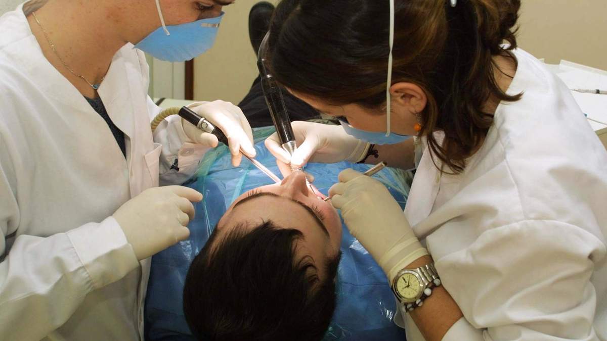 Estudiantes de odontología. Fuente: (Twitter)