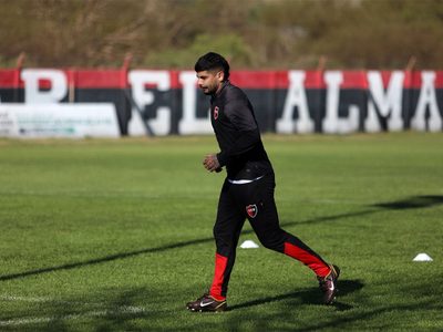 La FIFA inhibió a Newell’s por una deuda que el club niega