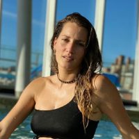 La reina del bikini: Mica Viciconte trajo el verano al presente con un deslumbrante álbum