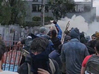 Encapuchados enfrentan a policías frente a la Embajada de Israel en México