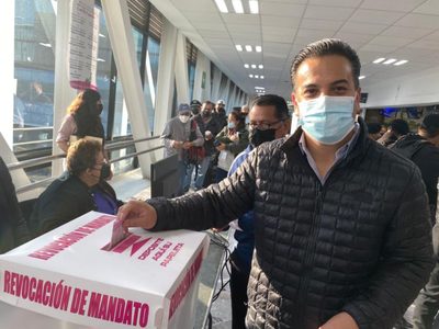 Senadores de Morena, PT, PVEM y el PAN votan en la consulta de revocación