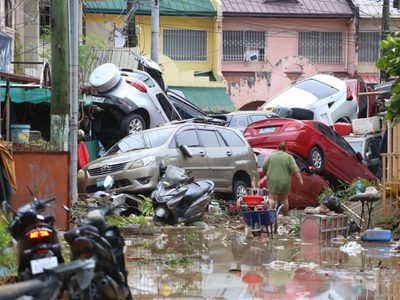 Tifón Kalmaegi deja 26 muertos en Filipinas, atrapa a personas en tejados y arrastra autos