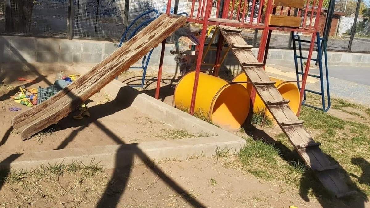 Así está el patio de juegos del Jardín de Infantes del barrio Belgrano. Fuente: (Minuto Neuquén)