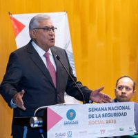 Acusan al secretario general del SNTE de ostentar dos cargos de elección popular