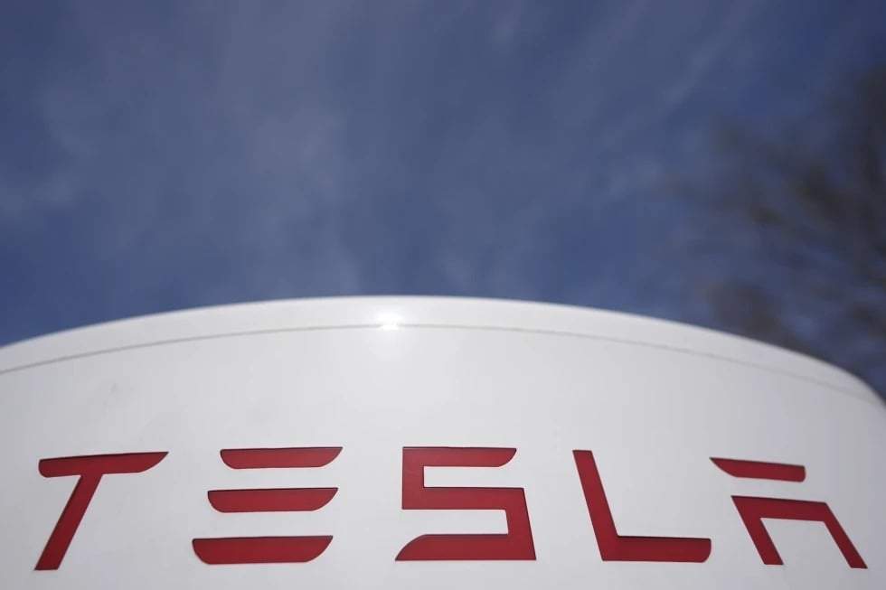 Un hombre embistió con su coche a manifestantes frente a un concesionario de Tesla