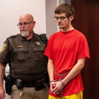 Adolescente que mató a sus padres para intentar matar a Trump recibe cadena perpetu