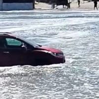 Las mareas extraordinarias de Las Grutas que complicaron a turistas y paradores