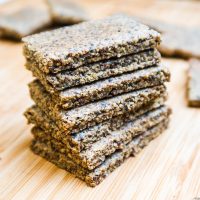 Sin amasar y en licuadora: hacé estas crackers de quinoa sin harinas, bien crocantes para picotear