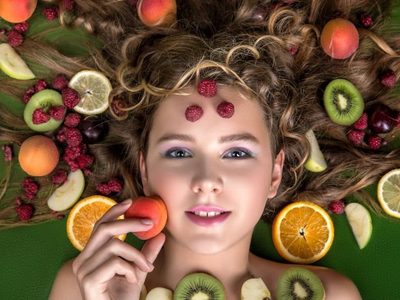 Parecen saludables, pero pueden afectar la piel: las frutas que agravan el acné